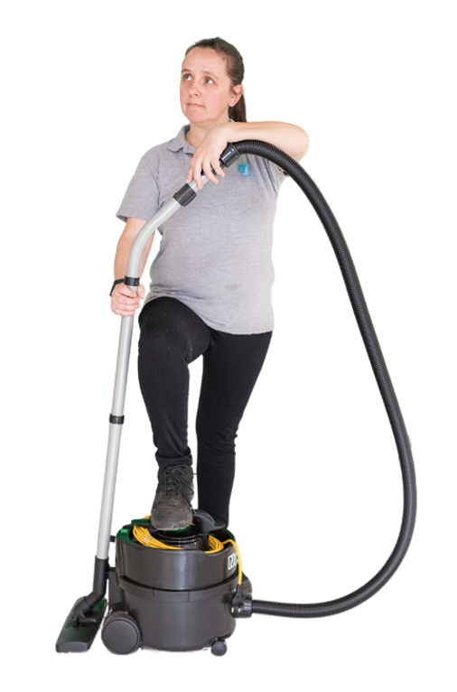 Nos valeurs 11 Image sans fond d'une femme qui tient un aspirateur avec son pied dessus.